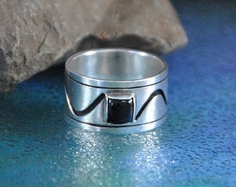 Vintage Nepal Sterling Silver Onyx Ring, Engraved Wave Band Size 7.5