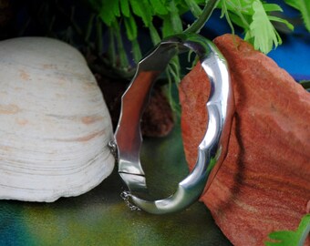 Sterling Scalloped Hinged Bangle // Vintage Bracelet from Thailand