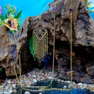 Collar multicadena Goldette // Cascada de tres hilos, pieza central de filigrana con cristales de amatista, borlas // 1960 Designer Signed Beauty