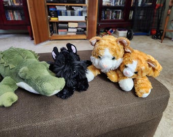 4 peluches Aurora différentes : un terrier, un crocodile et 2 chats tigrés différents