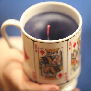 ¡Baraja de cartas con velas en forma de taza de té!