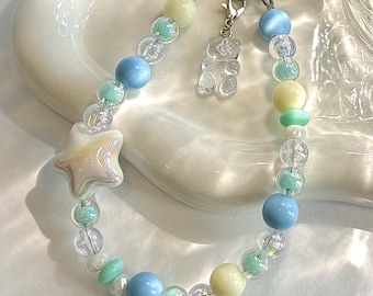 Abalorio para teléfono con forma de osito de goma y estrella: correa de cuentas kawaii pastel con cuentas iridiscentes. Regalo suave y estético para ella, adolescente o para el verano.