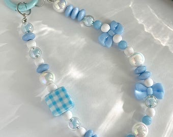 Abalorio para teléfono con lazo azul pastel: colgante de cuentas kawaii - Hecho a mano
