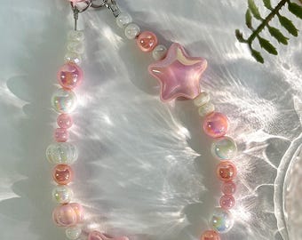 Abalorio para teléfono con estrella rosa: abalorio kawaii de estilo coreano con cuentas brillantes. Un regalo suave y adorable para ella o adolescente. Accesorio tecnológico en tonos pastel.
