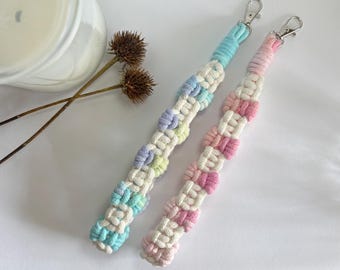 Llavero con lazo de macramé en degradado pastel: dije trenzado para bolso hecho a mano