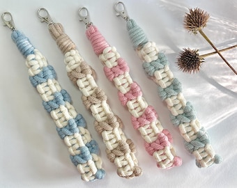 Bonito llavero de macramé con lazo en tonos pastel: correa para teléfono hecha a mano, accesorio para bolso, correa de muñeca duradera, suave y estética, regalo para mujeres y niñas.