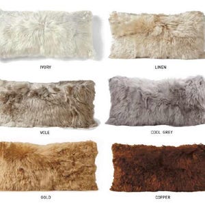 Puede incluir: Seis cojines rectangulares de piel de oveja en varios colores, incluyendo marfil, lino, topo, gris frío, oro y cobre. Los cojines están dispuestos en dos filas de tres.