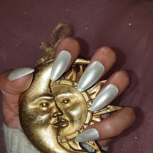 Chrome press on nails, French tip press on nails, doughnut glazed press on nails, hailey bieber, iridescent nails, stiletto almond coffin
