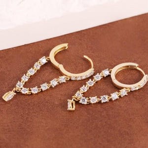 Orecchini pendenti a cerchio in oro massiccio con moissanite, regalo di compleanno personalizzato per lei, eleganti orecchini a perno con pietre preziose.