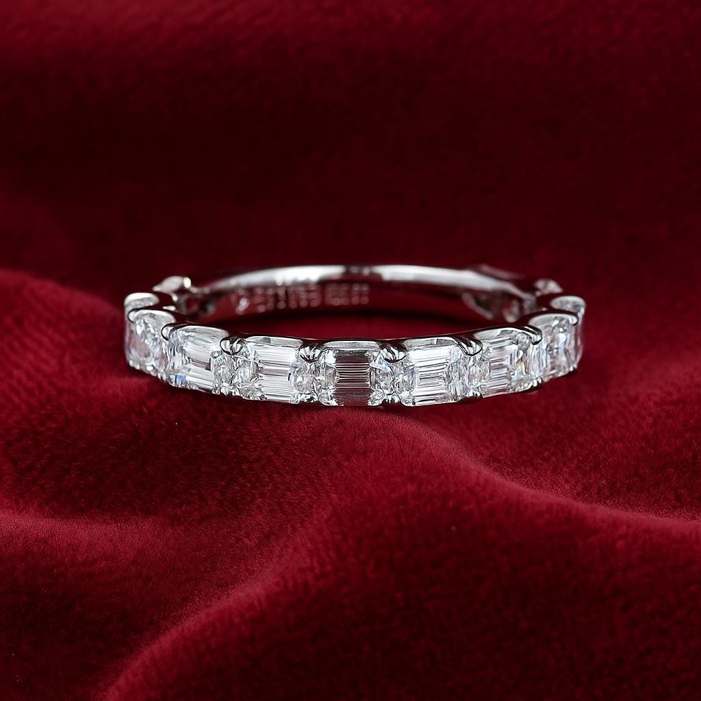 エメラルドカットのモアッサナイトハーフエタニティ結婚指輪：重ね付け