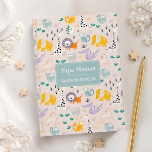 Puede incluir: Un libro de recuerdos para bebés de color rosa y verde con un patrón de animales coloridos. La portada presenta el texto "Papa Maman Racontez moi mon histoire".