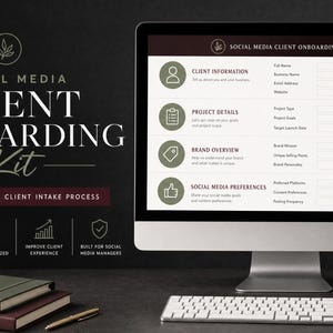 Puede incluir: Una pantalla de ordenador muestra un formulario de "Social Media Client Onboarding". La imagen incluye el texto "Social Media Client Onboarding Kit" e iconos. También se ven un teclado, una taza de café y libros.