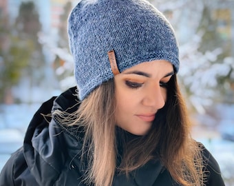 Un gorro fino y esponjoso para una mujer elegante, de lana agradable al tacto y de muy buena calidad; un gorro cálido y con estilo.