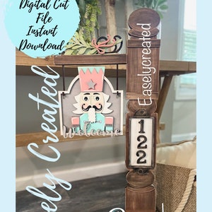 Puede incluir: Un letrero de madera con un diseño de cascanueces y la palabra "welcome". El letrero está colgado de un poste de madera con el número "122" en él. El poste está sobre una base de madera con las palabras "Easley Created" en ella.