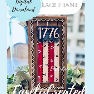 Op de afbeelding: Een houten staande kanten lijst met een patriottisch ontwerp. De lijst heeft een rechthoekige vorm met een decoratieve rand. Het midden toont het nummer "1776" op een blauwe achtergrond, met rode en witte strepen en zwarte stippen.