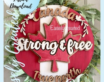 Op de afbeelding: Een rood, wit en bruin houten bord met de woorden "Canada", "Strong & Free" en "True North" erop. Het bord is versierd met een esdoornblad en een krans van groene bladeren.