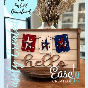 Puede incluir: Un letrero de madera con una pancarta roja, blanca y azul que dice "hello". La pancarta tiene estrellas y rayas. El letrero está decorado con un marco de madera y las palabras "Easley Created".