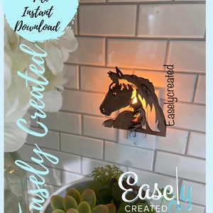 Könnte beinhalten: Ein hölzernes Pferde-Nachtlicht mit einer Glühbirne, die im Inneren leuchtet. Das Nachtlicht ist an eine Steckdose angeschlossen. Das Bild enthält den Text "Easley Created".