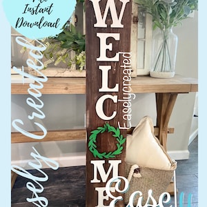 Op de afbeelding: Witte houten letters die "WELCOME" spellen op een bruine houten plank. Een groene krans is bevestigd aan de plank onder de letter "C". De letters zijn met spijkers aan de plank bevestigd. De plank leunt tegen een houten tafel. De tekst "Easily Created" is in wit op een blauwe achtergrond geschreven in de linkerbenedenhoek van de afbeelding.