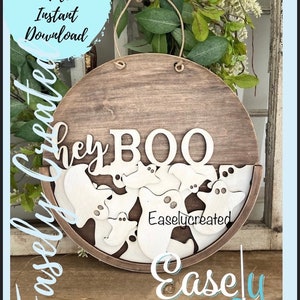 Pu&ograve; includere: Un cartello rotondo in legno con un gancio in corda. Il cartello dice "Hey BOO" con fantasmi bianchi ritagliati intorno alle parole. Il cartello &egrave; decorato con una finitura in legno a grana marrone.