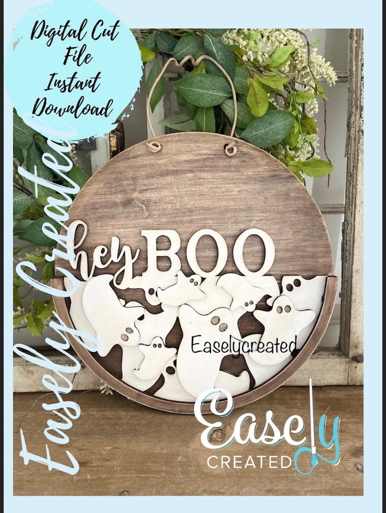 Pu&ograve; includere: Un cartello rotondo in legno con un gancio in corda. Il cartello dice "Hey BOO" con fantasmi bianchi ritagliati intorno alle parole. Il cartello &egrave; decorato con una finitura in legno a grana marrone.