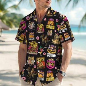 Könnte beinhalten: Ein schwarzes kurzärmeliges Hemd mit Knopfleiste und einem wiederkehrenden Grafikdruck von Katzen mit Kronen, Dinosauriern, Donuts und Cocktails. Der Text enthält Phrasen wie This Is An Outrage, I Am Yelling Carl und Goddammit Donut.