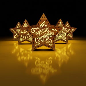 Może przedstawiać: Drewniane dekoracje świąteczne w kształcie gwiazd z misternymi wycinanymi wzorami i ciepłym oświetleniem wewnętrznym. Centralna gwiazda wyświetla napis "Merry Christmas". Gwiazdy są ułożone na odblaskowej powierzchni.