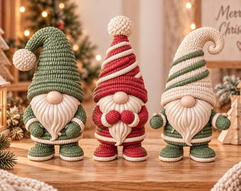 Könnte beinhalten: Drei dekorative Wichtelfiguren mit texturierten, strickähnlichen Oberflächen. Der linke Wichtel trägt eine grüne Mütze, der mittlere eine rot-weiß gestreifte Mütze und der rechte eine cremefarben-grün gestreifte Mütze. Alle haben weiße Bärte.