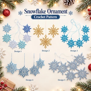 Puede incluir: Una pantalla digital titulada Snowflake Ornament Crochet Pattern que presenta cinco conjuntos distintos de adornos de copos de nieve de ganchillo. El diseño 1 muestra copos azul claro y blancos, el diseño 2 dorados, el diseño 3 azul brillante, el diseño 4 azul y el diseño 5 plateados.