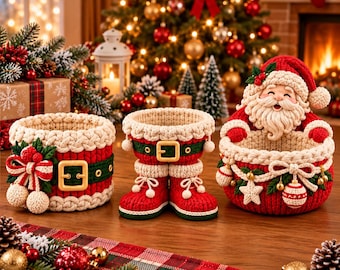 Könnte beinhalten: Drei gehäkelte Weihnachtsbehälter in Rot und Weiß. Einer ist ein zylindrischer Korb mit Gürteldesign, einer ist wie ein Paar rote Stiefel geformt und einer zeigt eine lächelnde Weihnachtsmannfigur mit verschiedenen Ornamenten.