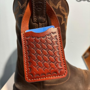 Peut inclure: Ensemble de trois mugs en céramique avec une finition mate et mouchetée. Les mugs sont de couleur crème, gris clair et gris foncé. Chaque mug a un design simple et minimaliste avec une anse arrondie.