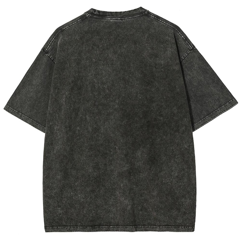 Op de afbeelding: Een oversized, antracietgrijs T-shirt met een vervaagde, getextureerde uitstraling. Het shirt met korte mouwen heeft een ronde hals en een relaxte pasvorm. De stof heeft een vintage, versleten look.