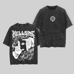 Puede incluir: Dos camisetas de color gris carbón. Una camiseta presenta la palabra "HELLSING" en una fuente gótica con un gráfico blanco detallado. La otra camiseta tiene un diseño circular en la parte superior de la espalda. Ambas camisetas tienen un aspecto vintage.