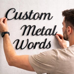 Targa in metallo personalizzata con nome / Decorazione murale personalizzata con parola / Elegante decorazione in metallo con scritta a mano / Arredo decorativo moderno in stile rustico