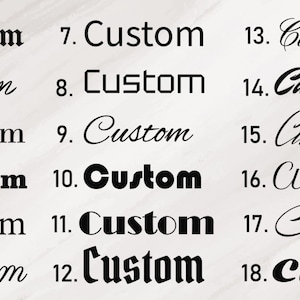 Puede incluir: Una colecci&oacute;n de dieciocho dise&ntilde;os de texto "Custom" en varias fuentes y estilos, mostrados sobre un fondo beige claro. El texto var&iacute;a desde cursiva elegante hasta letras en bloque en negrita, adecuado para productos personalizados.