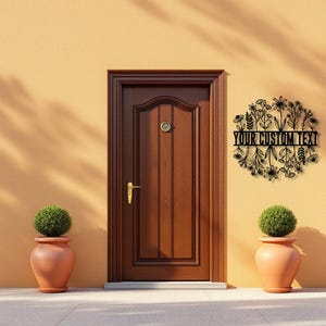 Puede incluir: Una puerta de madera marr&oacute;n oscuro con un tirador dorado y una corona floral decorativa con el texto "YOUR CUSTOM TEXT". Dos macetas de terracota con arbustos verdes flanquean la puerta. El fondo es una pared de color naranja claro.