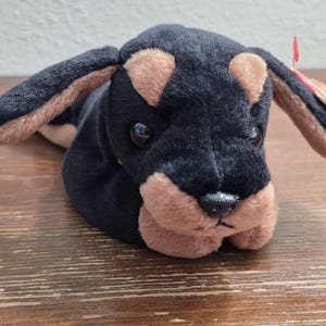 Beanie Baby Babies 1996 Doby Dog, Fel i hängetiketten och Tush Tag PVC-pellets, utmärkt skick.