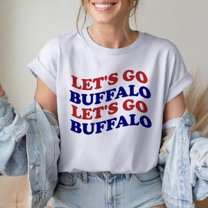 Lass uns gehen Buffalo SVG, PNG | Gewellte Retro Vintage Buchstaben | Cricut + Silhouette Schnitt-Datei| Buffalo Fußball| Buffalo-Bills | Büffel-Sweatshirt