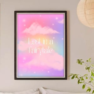 Verloren in een sprookjesachtige print | Typografieafdruk | Inrichting slaapzaal | Muurkunst slaapkamer | Regenboogwolken | Fairycore-print | Grillige roze poster
