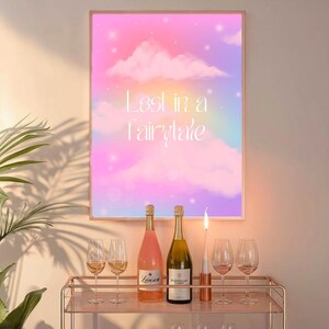 Verloren in een sprookjesachtige print | Typografieafdruk | Inrichting slaapzaal | Muurkunst slaapkamer | Regenboogwolken | Fairycore-print | Grillige roze poster