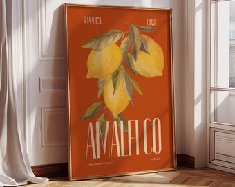 Pode incluir: Impressão artística emoldurada com uma ilustração em aquarela de limões em um galho contra um fundo laranja queimado. O texto "AMALFI CO" é exibido em letras brancas grandes, com texto adicional na parte superior e inferior.