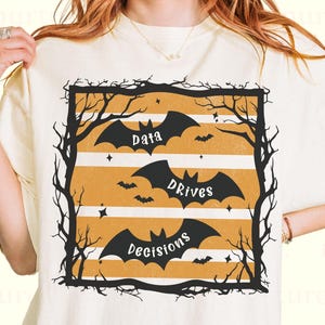 Camiseta BCBA de Halloween, Camiseta RBT para a Temporada Assustadora, Camiseta ABA "Dados Impulsionam Decisões", Camiseta de Analista do Comportamento com Design Vintage de Morcego, Camiseta Listrada Assustadora