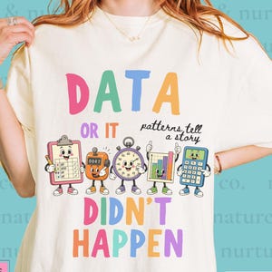 Puede incluir: Una camiseta color marfil con el texto colorido DATA OR IT DIDN'T HAPPEN y patterns tell a story. El gráfico incluye cinco personajes antropomórficos de suministros de oficina: un portapapeles, un temporizador, un cronómetro, un gráfico y una calculadora.