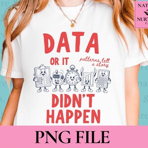 Puede incluir: Una camiseta blanca con el texto rojo DATA OR IT DIDN'T HAPPEN. Debajo del texto hay cinco personajes de dibujos animados que representan herramientas de oficina: un portapapeles, un temporizador, un cronómetro, un gráfico y una calculadora.