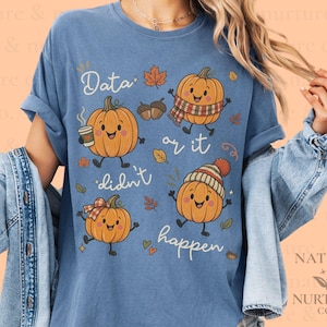 Op de afbeelding: Een blauw t-shirt met een grafische print van vier lachende oranje pompoenen met armen en benen. Eén pompoen houdt een koffiebeker vast, één draagt een sjaal, één een muts en één heeft een strik. De tekst luidt Data or it didn't happen.