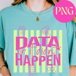 Könnte beinhalten: Hellblaues T-Shirt mit dem pinkfarbenen Text "DATA or it didn't HAPPEN". Das Design umfasst eine Kaffeetasse, eine Lupe, eine Checkliste und Sterne. Gelbe vertikale Streifen befinden sich hinter dem Text und den Grafiken.