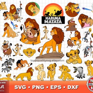 Può includere: Una collezione di illustrazioni di cartoni animati con personaggi de Il Re Leone. Le immagini includono Simba, Timon, Pumbaa e altri personaggi. La frase "HAKUNA MATATA" è visualizzata in un rettangolo nero. La parte inferiore dell'immagine ha il testo "SVG • PNG • EPS • DXF".