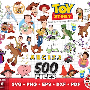 Può includere: Una collezione digitale di illustrazioni dei personaggi di Toy Story, tra cui Woody, Buzz Lightyear, Jessie, Rex e Slinky Dog. La grafica include il logo Toy Story, il testo ABC 123, 500 FILES ed etichette di compatibilità per Cricut e Silhouette.