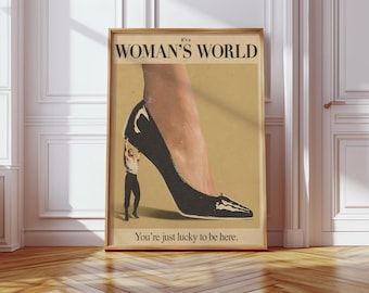 Puede incluir: Una portada de revista vintage con el texto "It's a Woman's World" en letras negras en negrita. Se muestra una pierna de mujer y un zapato de tacón alto con un hombre de pie debajo del tacón. El texto "You're just lucky to be here." está en la parte inferior de la portada.