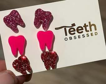Boucles d'oreilles dent rose : clous dentaires scintillants, hypoallergéniques